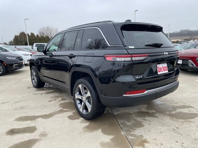 New 2026 Diamond Black Crystal Pearlcoat Jeep Limited image 3
