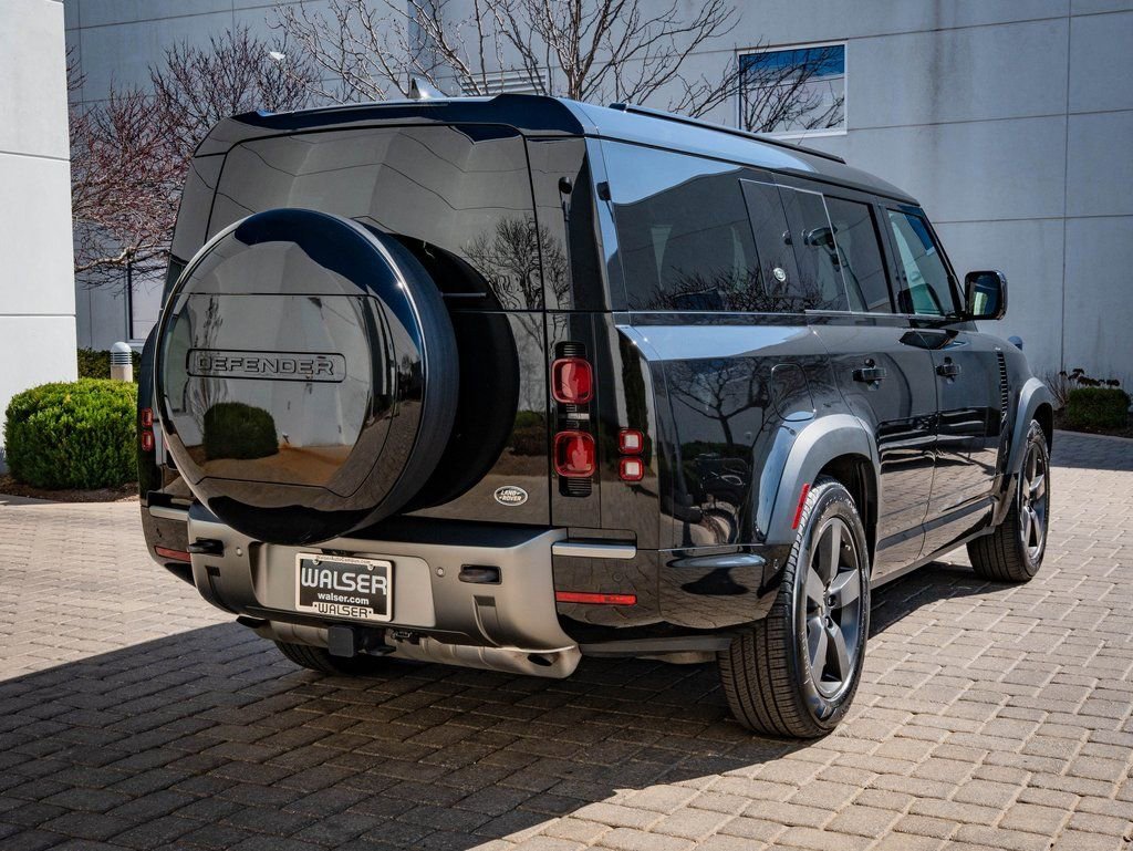 Used 2023 Black Land Rover X-Dynamic SE image 10