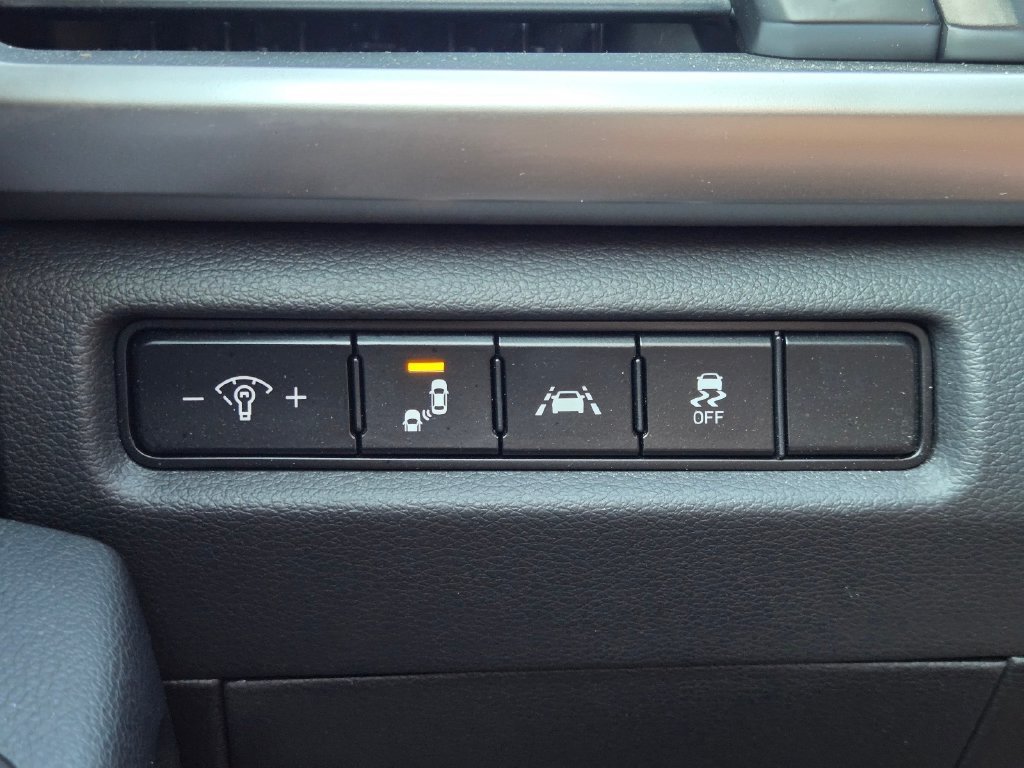 Used 2020 White Kia S image 25