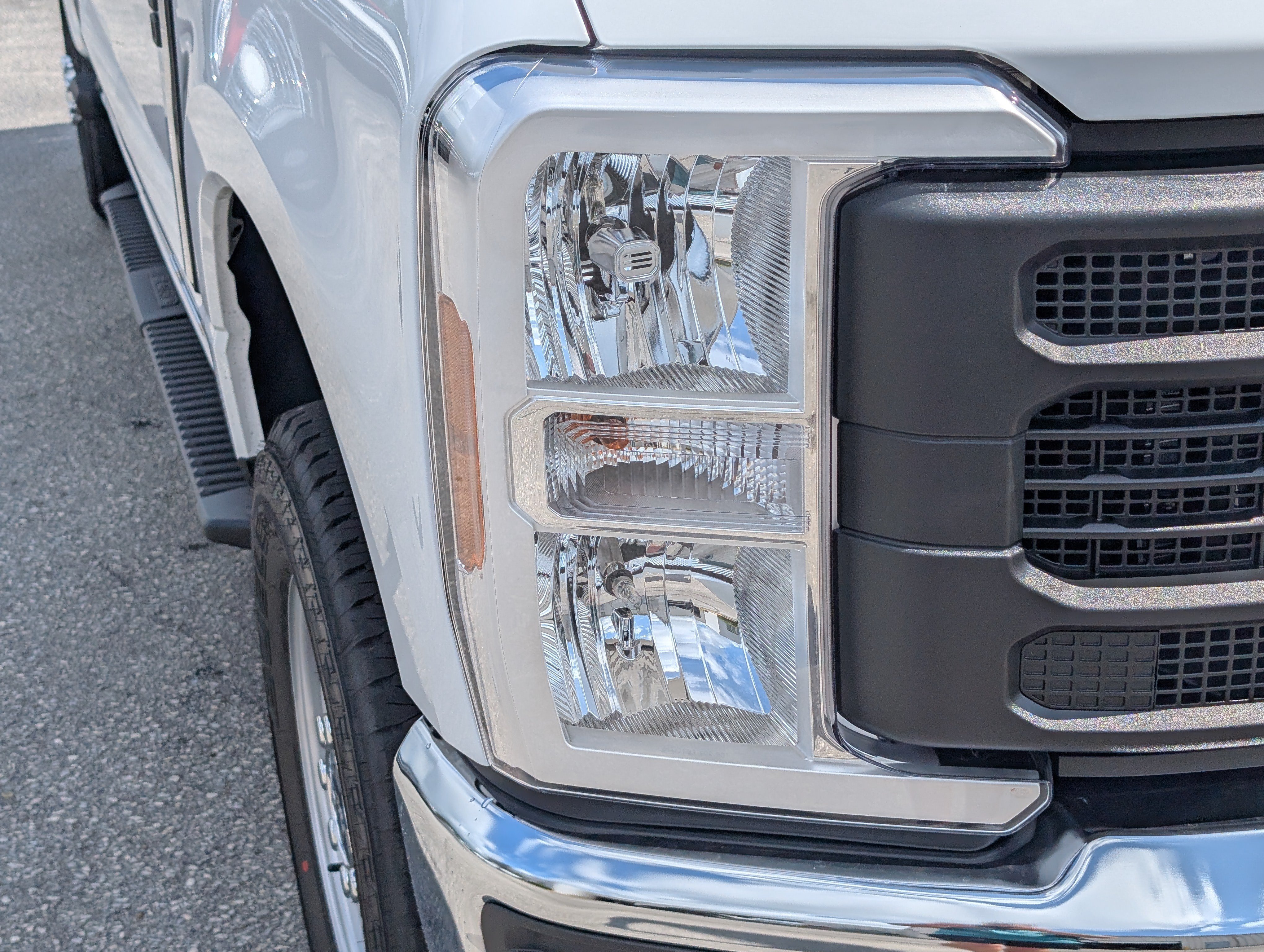 New 2026 Oxford White FORD F-350® XL image 5