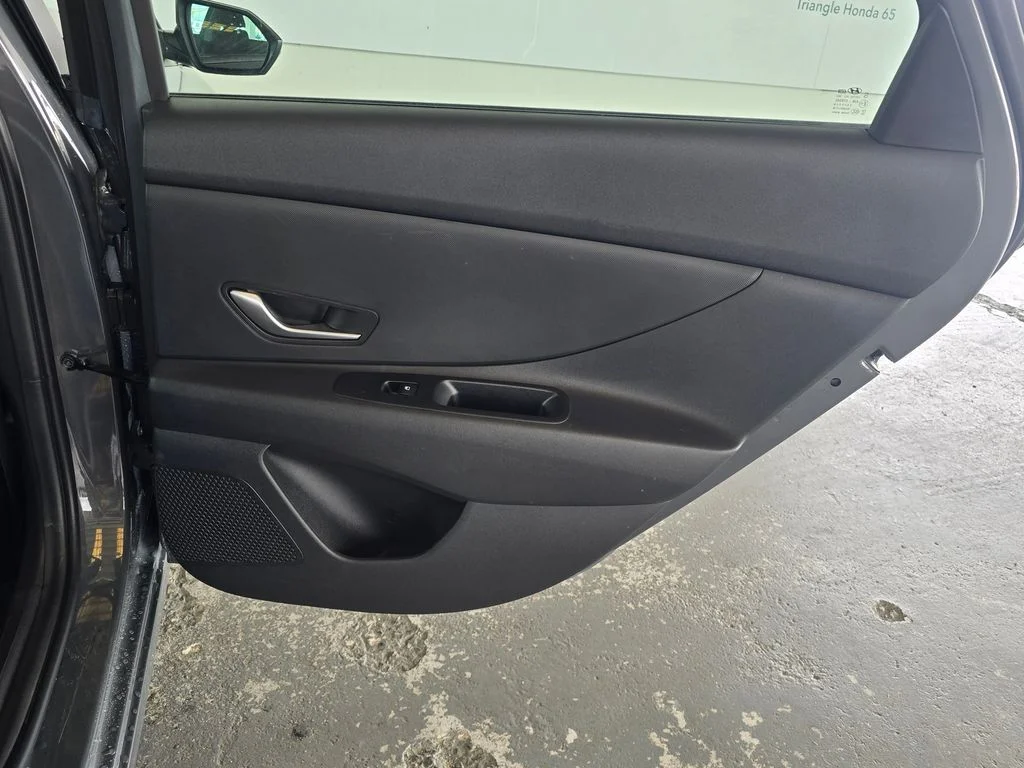 Used 2025  Hyundai SE image 32