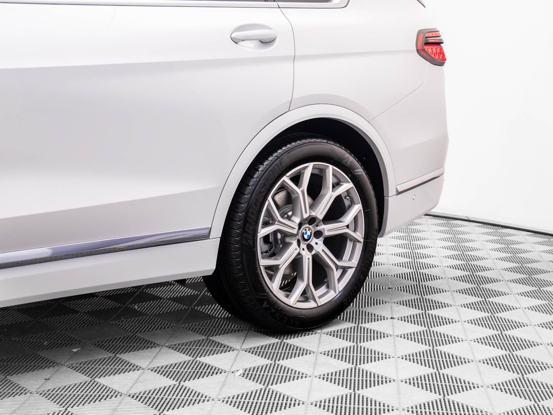 New 2026 Mineral White Metallic BMW xDrive40i image 32