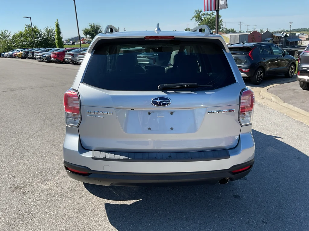 Used 2018 Ice Silver Metallic Subaru Limited image 9