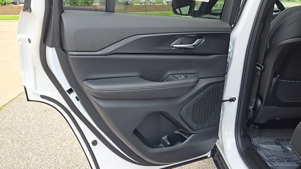 New 2026 Bright White Clear-Coat Exterior Paint Jeep Laredo X image 28