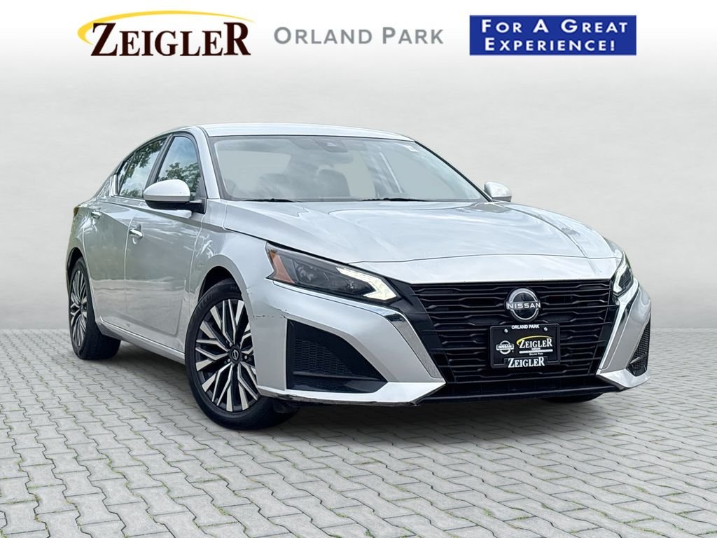 Certified Used 2023 Silver Nissan 2.5 SV image 1