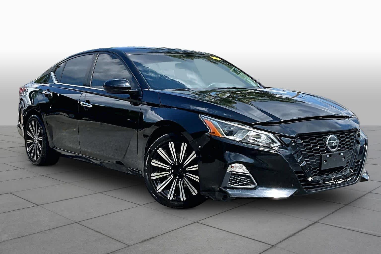 Used 2020 Super Black Nissan 2.5 S image 3