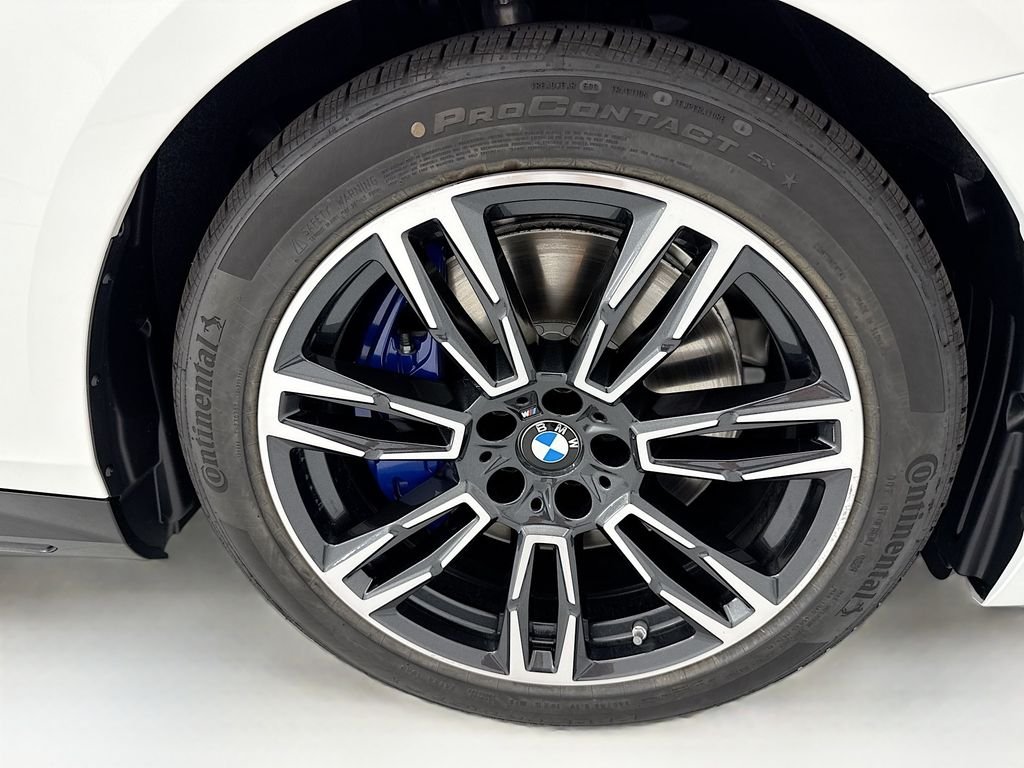 New 2027 White Metallic BMW 550e xDrive image 31