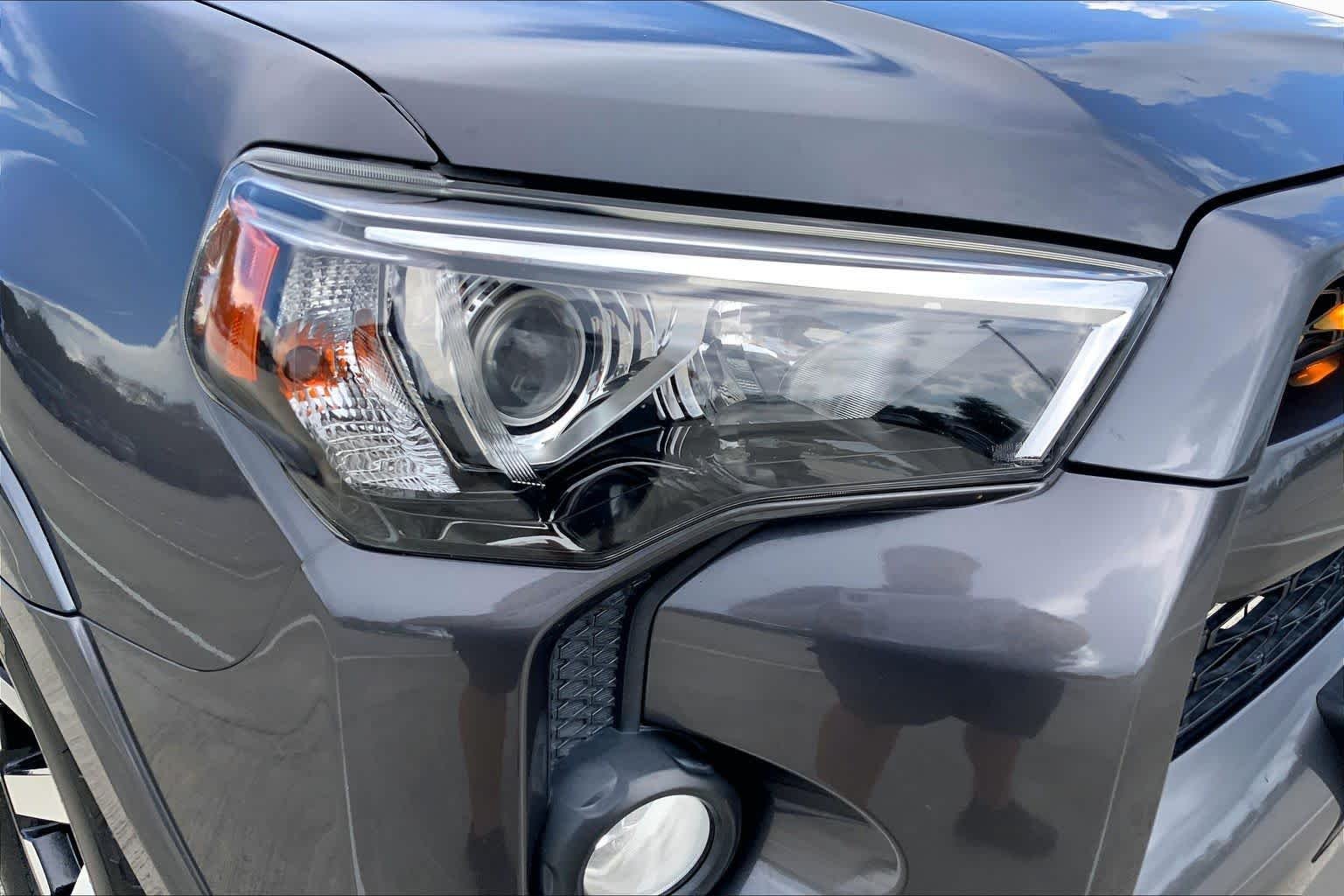 Used 2018 Magnetic Gray Metallic Toyota SR5 Premium image 27