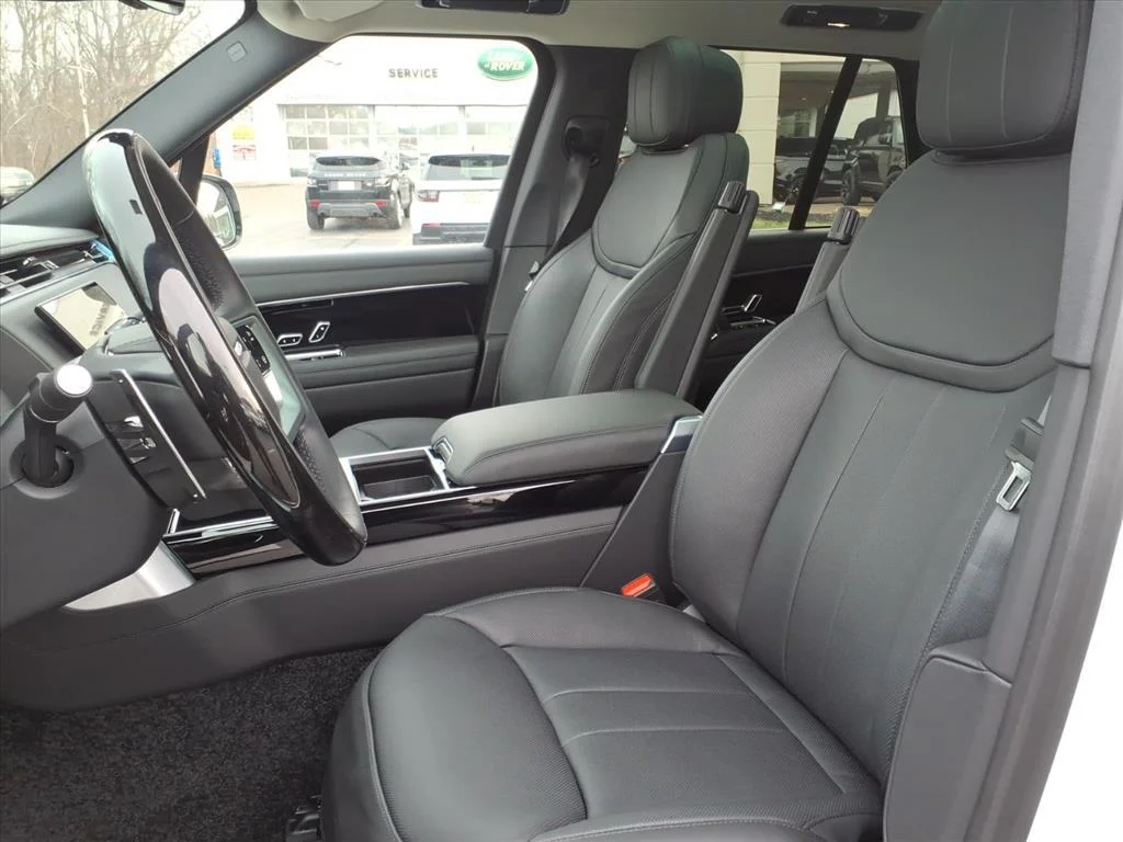 New 2025 Fuji White LAND ROVER SE image 9
