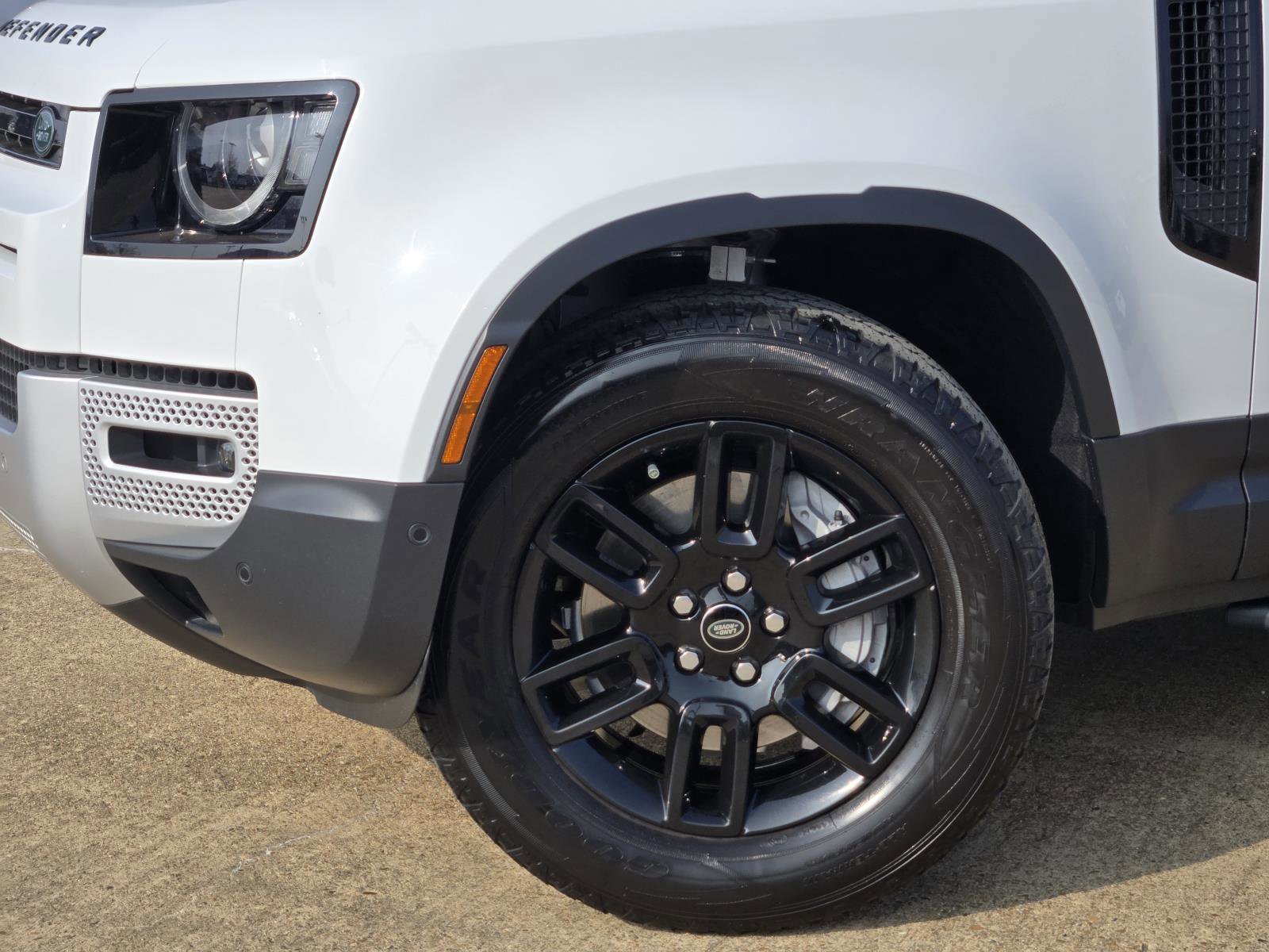 Used 2023 Fuji White Land Rover SE image 7