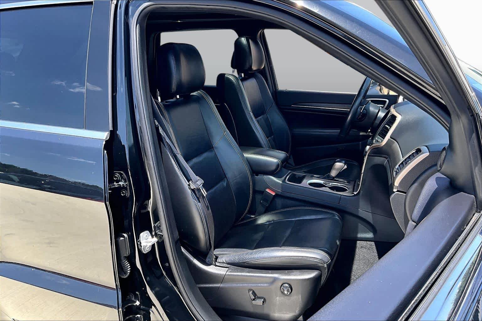 Used 2017 Diamond Black Crystal Pearlcoat Jeep Limited image 9