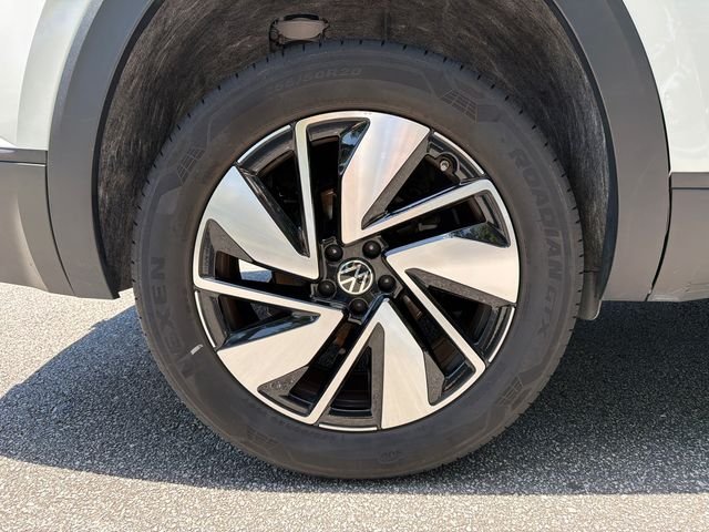 Used 2025  Volkswagen 2.0T SE w/Technology image 17