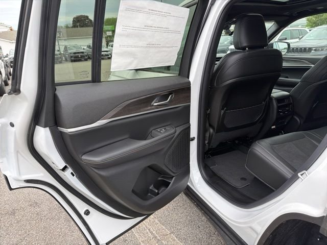 New 2026 Bright White Clear-Coat Exterior Paint Jeep Altitude image 10