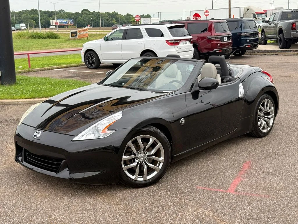 Used 2011 Magnetic Black Metallic Nissan Touring image 15