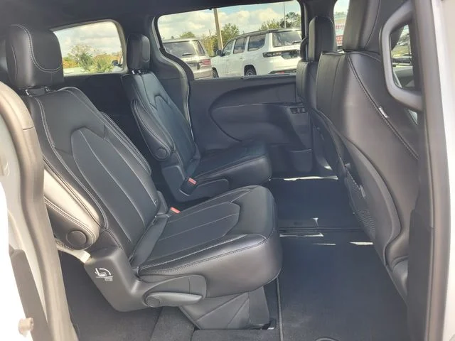 2026 Chrysler Voyager LX - Photo 17