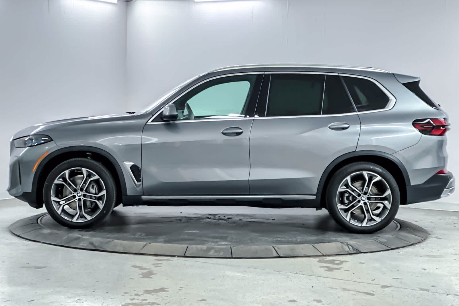 Used 2026 Skyscraper Grey Metallic BMW xDrive40i image 5