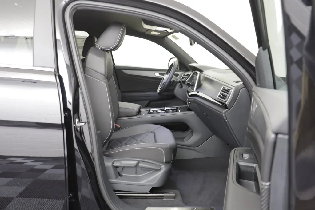New 2026 Black Pearl Volkswagen SE w/Technology image 18