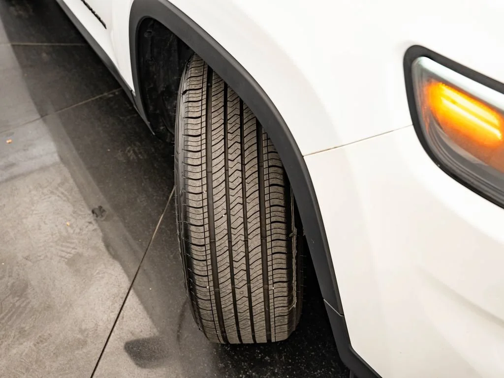 Used 2019 Bright White Clear Coat Jeep Latitude image 53