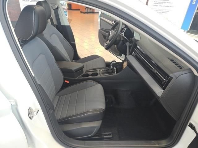 2025 Volkswagen Jetta SE - Photo 14