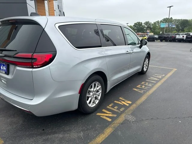 Used 2023 Silver Mist Clearcoat Chrysler Touring L image 6