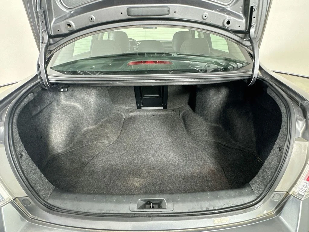 Used 2011 Polished Metal Metallic Honda SE image 29