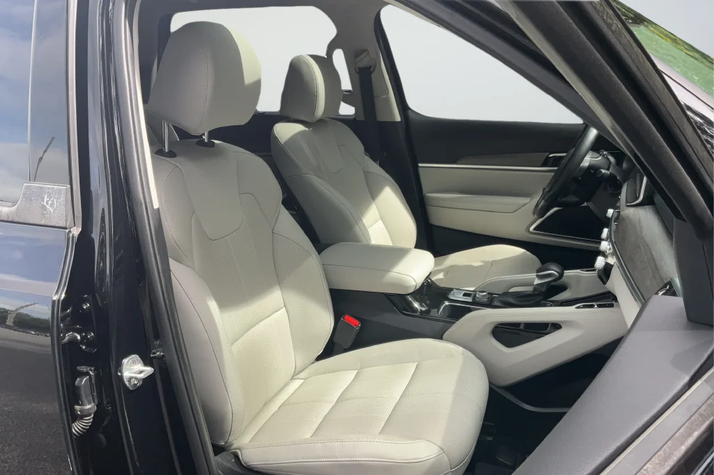 Used 2022 Black Kia EX image 19
