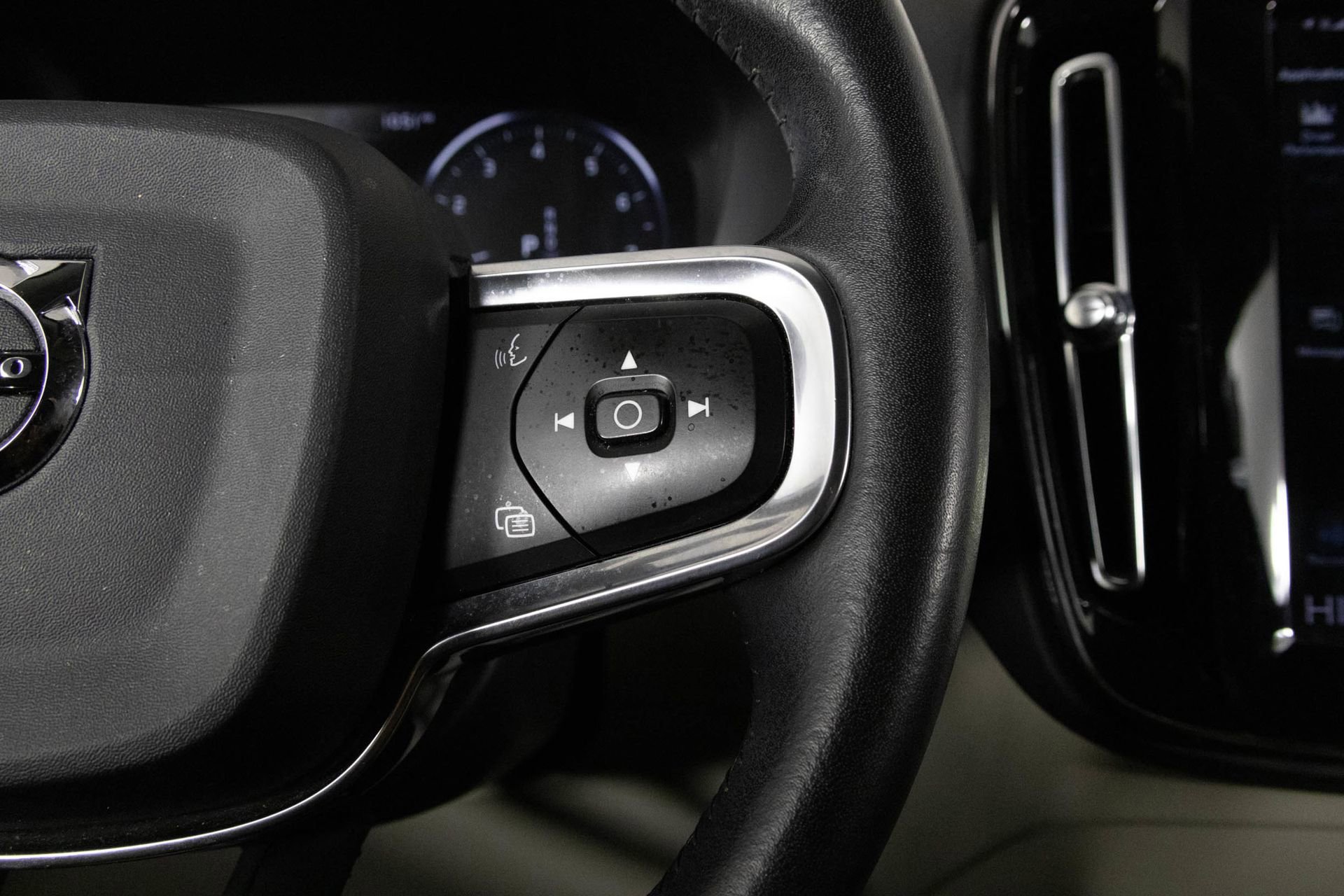 2021 VOLVO XC40 - Image 28