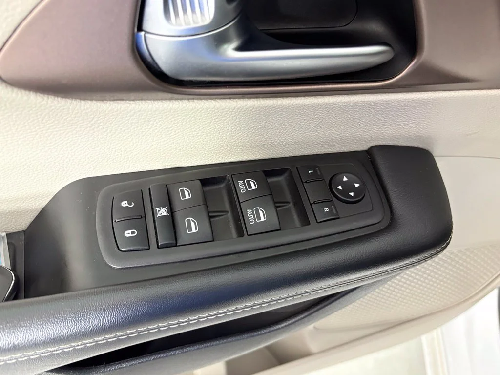 Used 2023 White Chrysler LX image 15