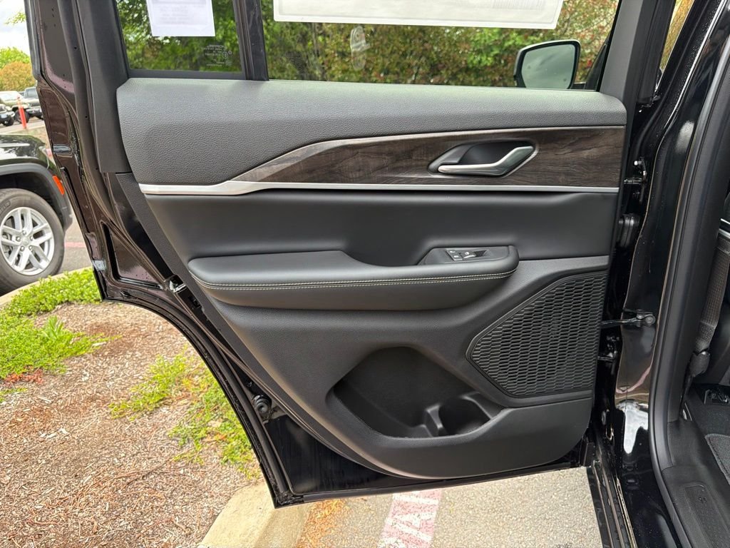 New 2026 Diamond Black Crystal Pearl-Coat Exterior Paint Jeep Altitude image 27
