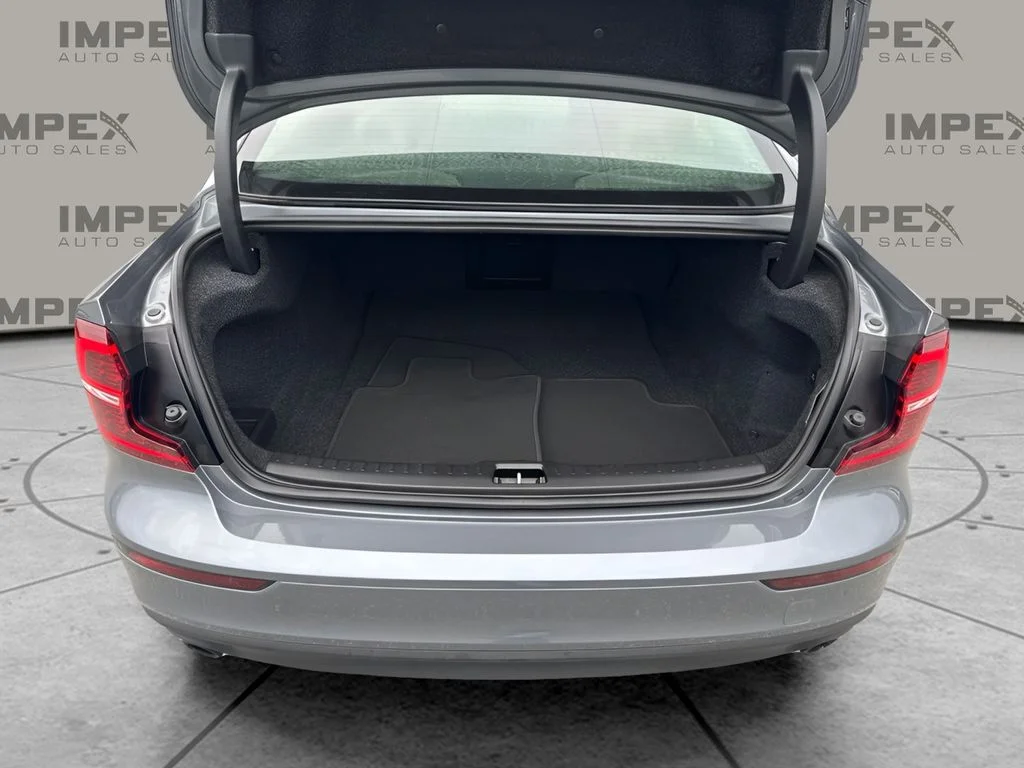 Used 2020 Gray Volvo T5 Momentum image 28