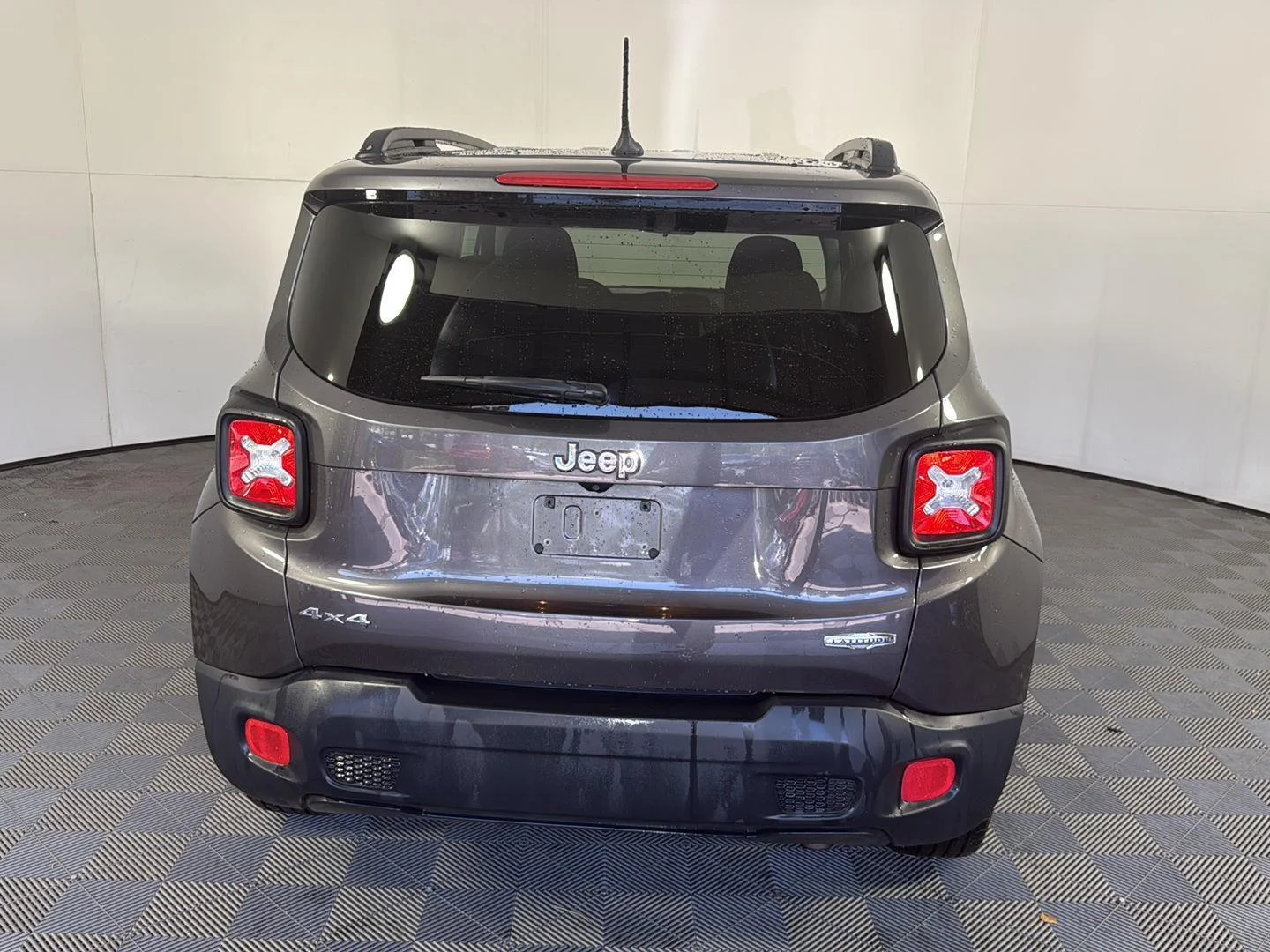 Used 2017 Granite Crystal Metallic Clearcoat Jeep Latitude image 6