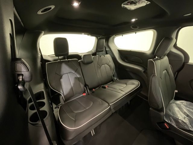 New 2027 Bright White Clear-Coat Exterior Paint Chrysler Limited image 25