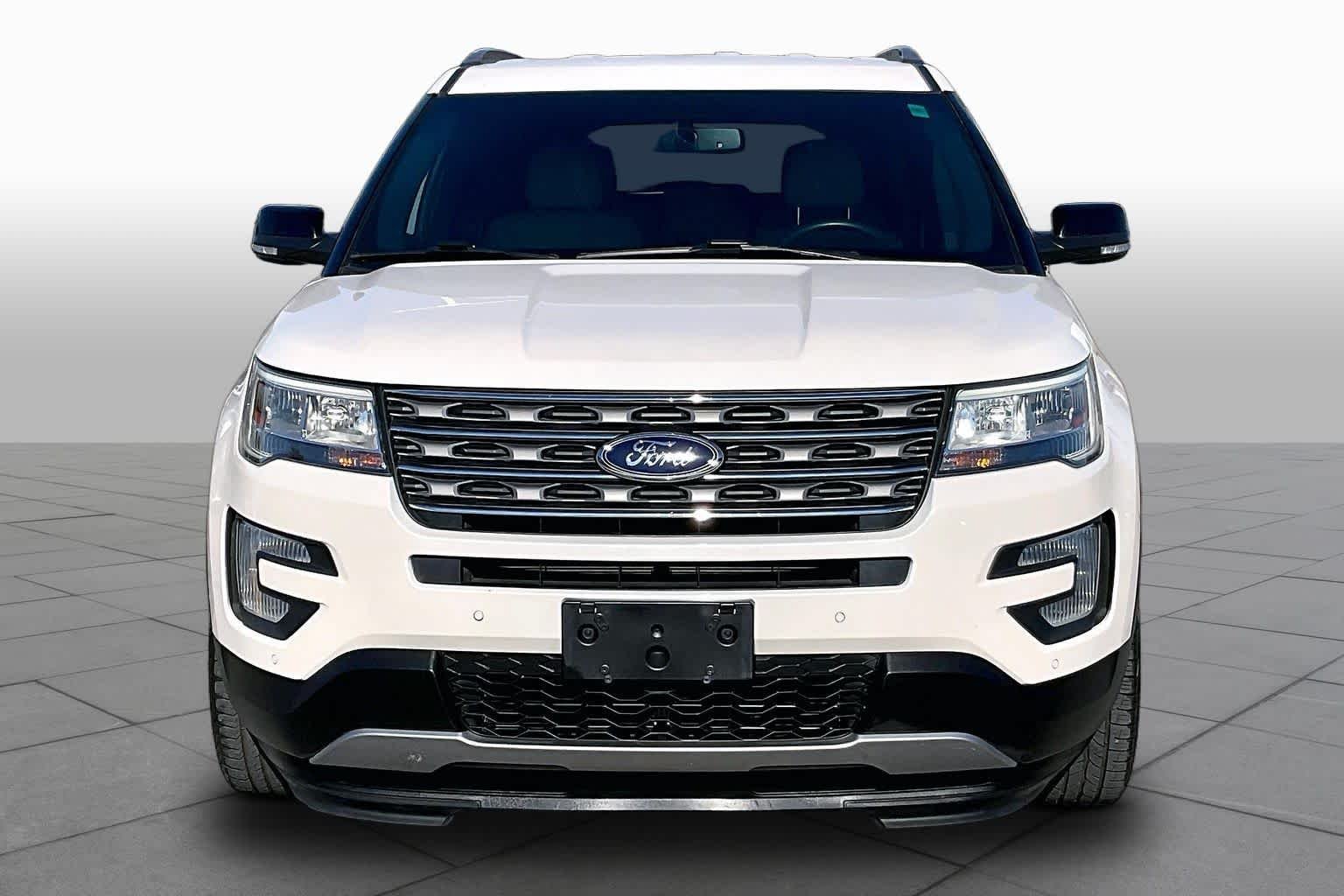 Used 2017 White Platinum Metallic Tri-Coat Ford XLT image 4