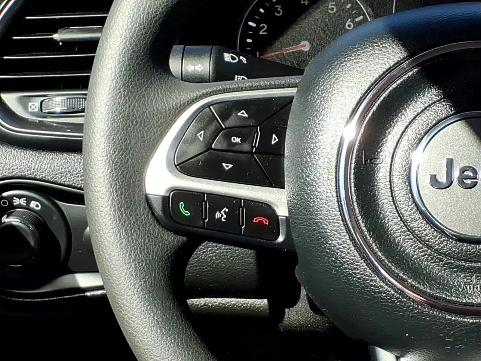 Used 2023 Black Clearcoat Jeep Latitude image 21