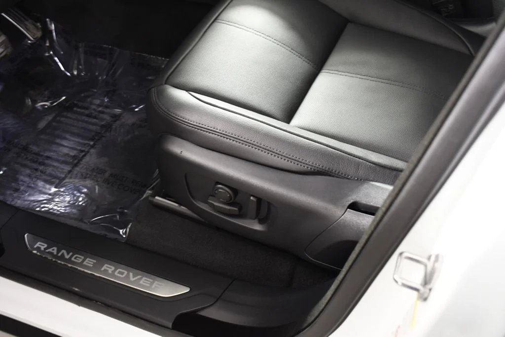 New 2026 Fuji White Land Rover Dynamic SE image 16