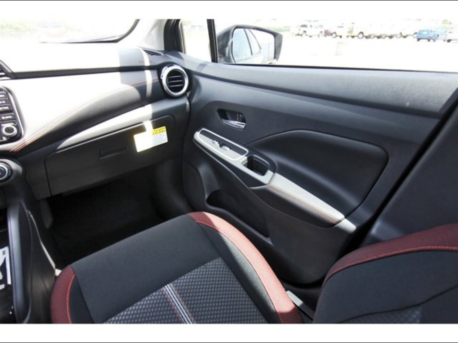 2025 Nissan Versa Sedan SR - Photo 9