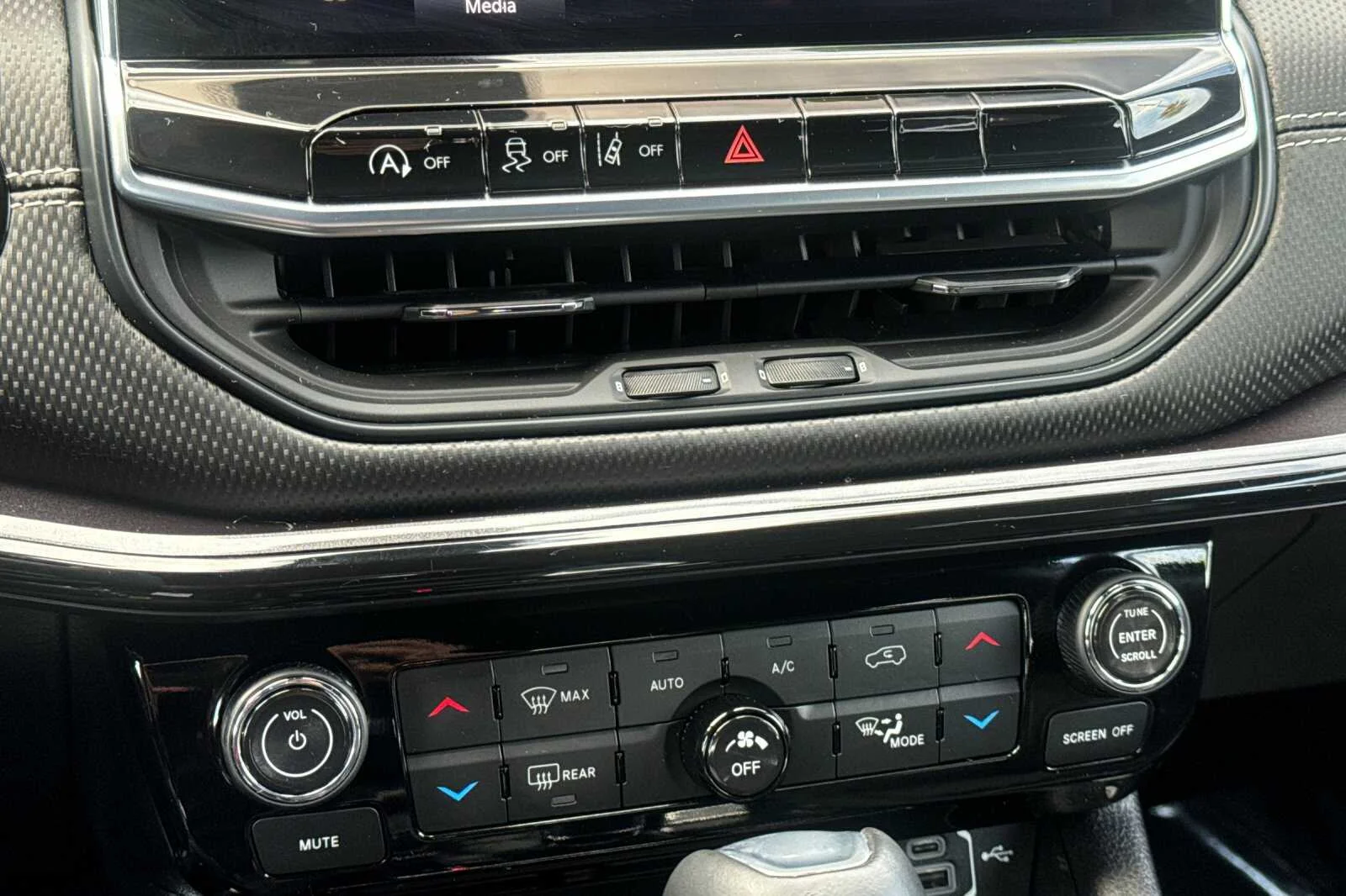Used 2023 Gray Jeep Latitude image 19