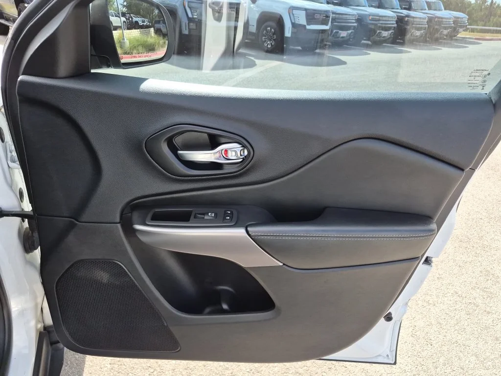 Used 2021 White Jeep Latitude Lux image 33