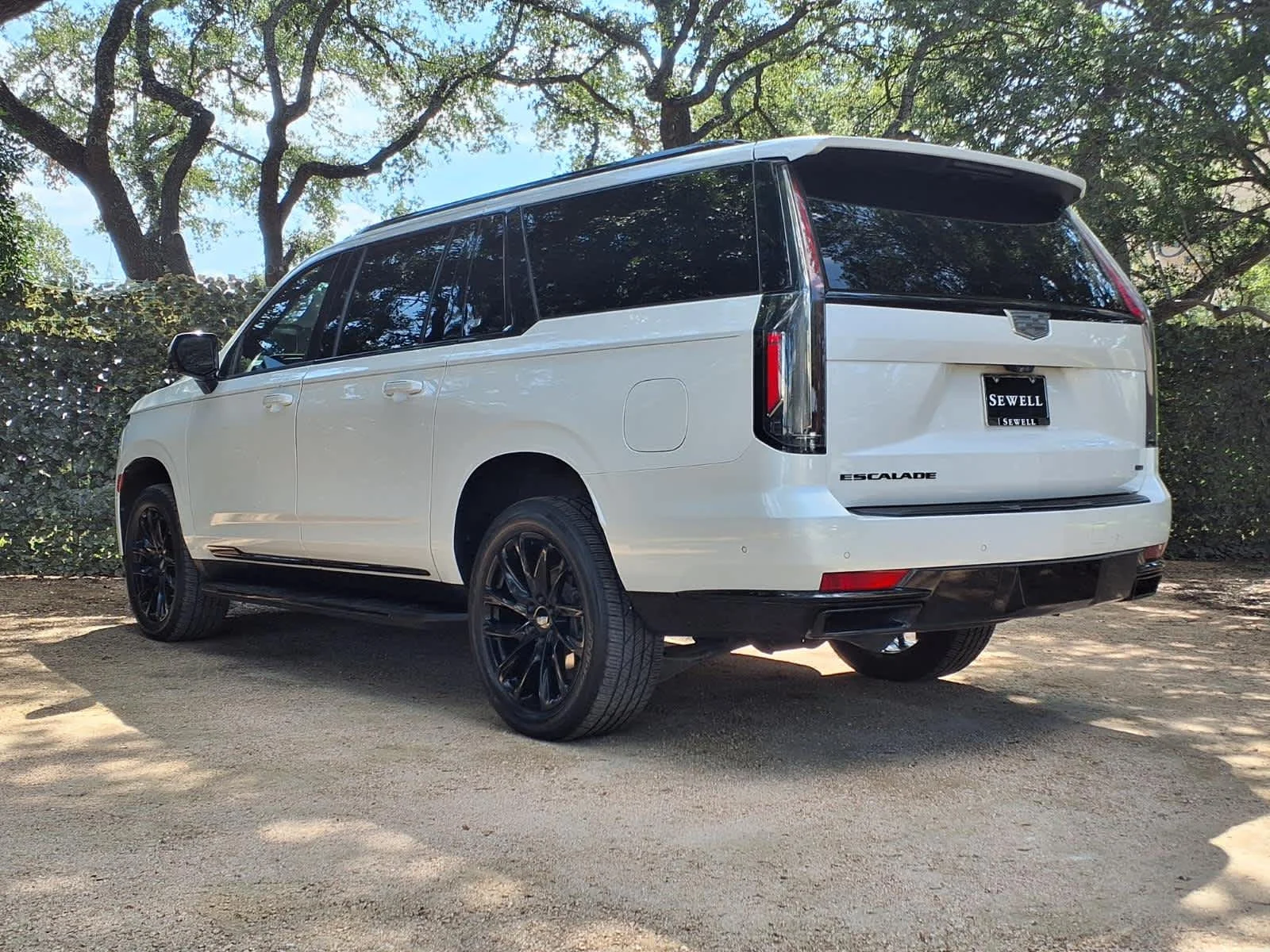 Used 2021 CRYSTAL WHITE TRICOAT Cadillac Sport image 5