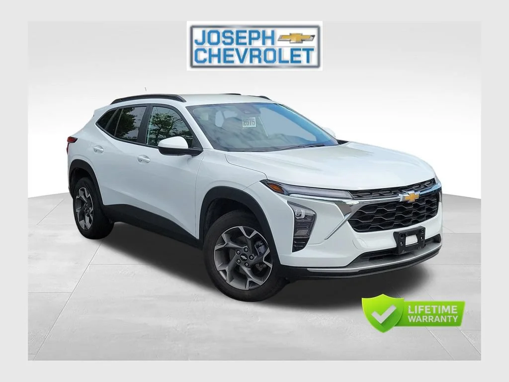 Used 2025 Summit White Chevrolet LT image 1