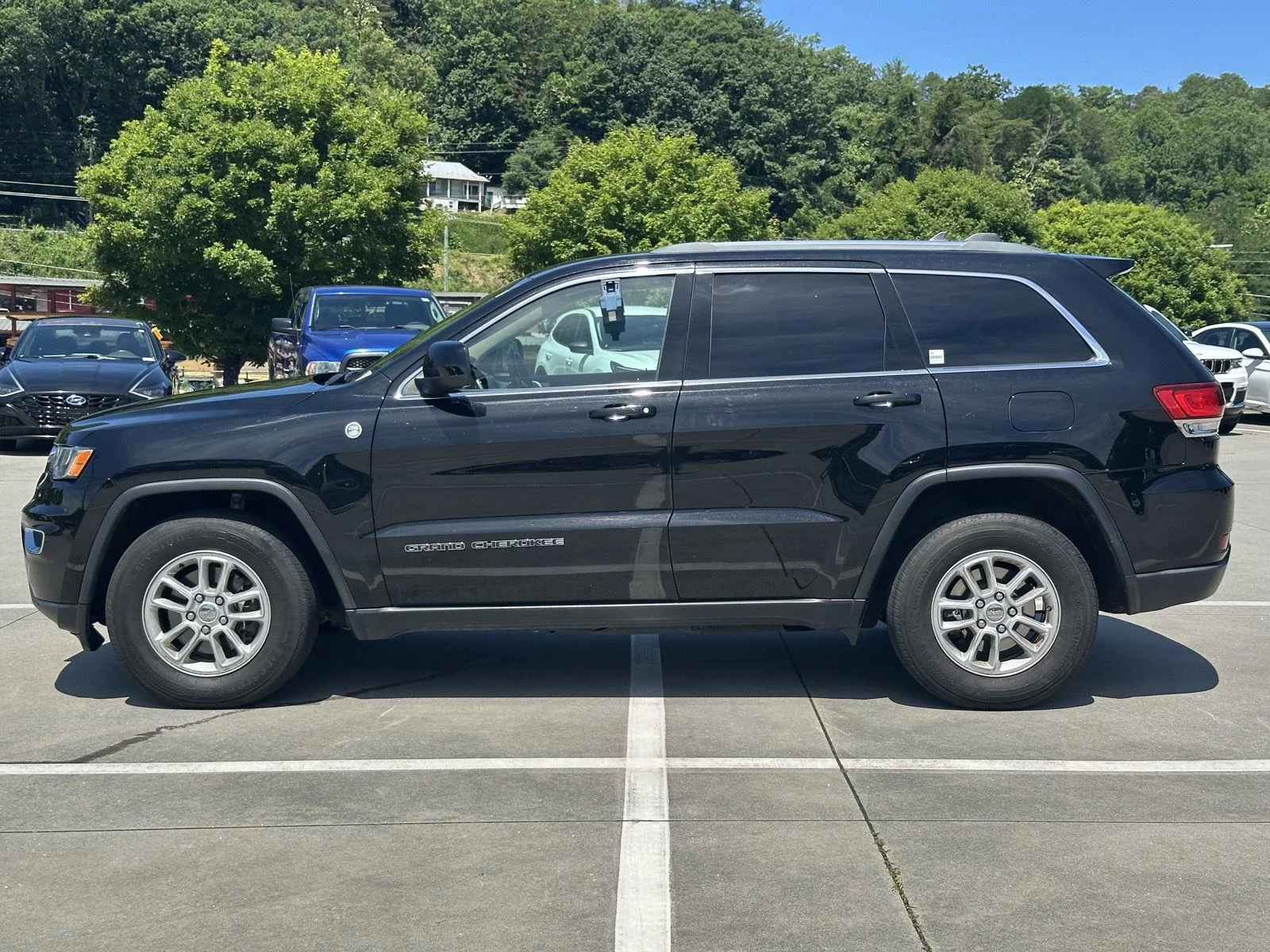 Used 2020 Diamond Black Jeep Laredo E image 4