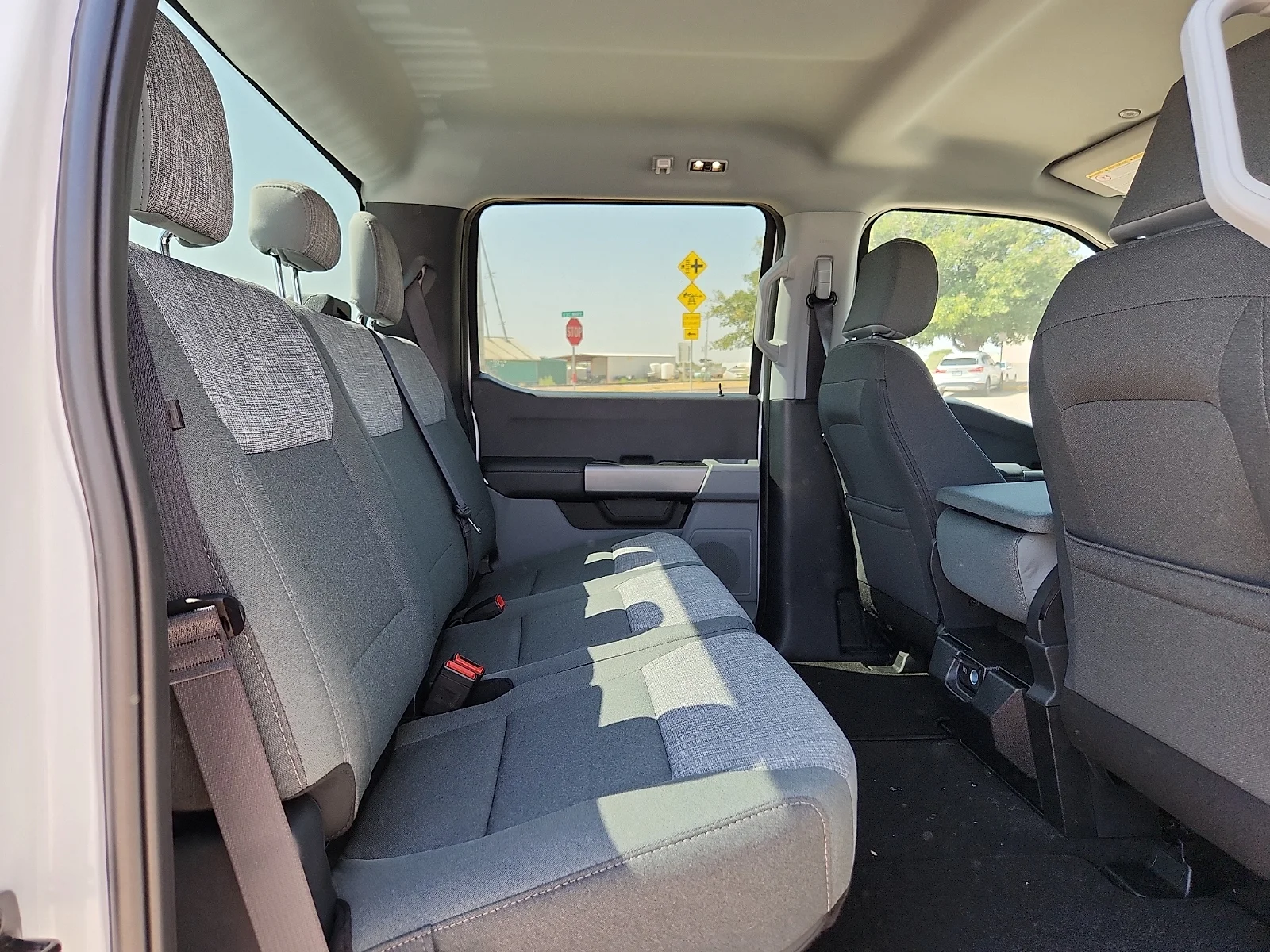 New 2027 Oxford White Ford XLT image 19