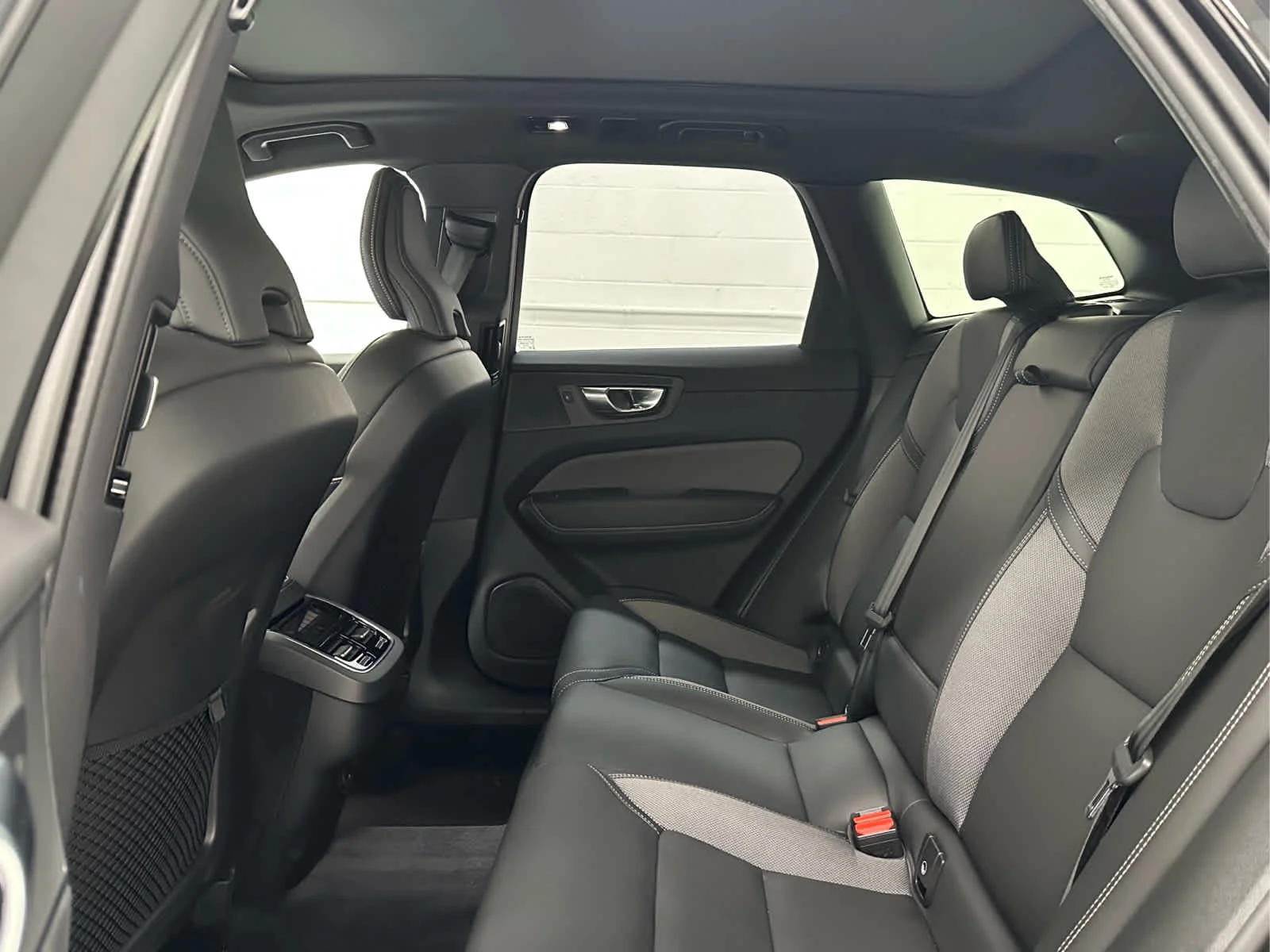 Used 2025 Onyx Black Metallic Volvo Ultra image 15