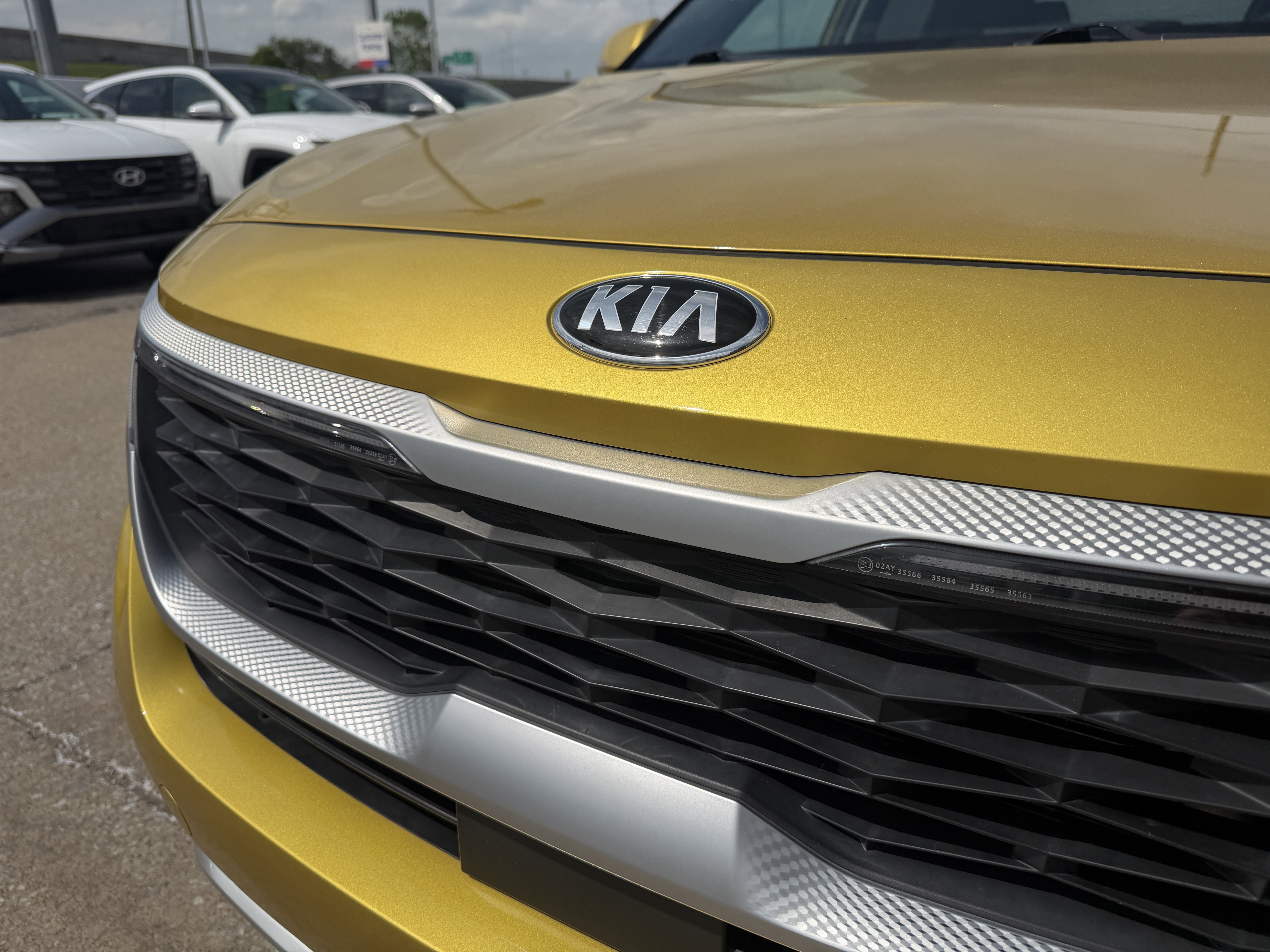 Used 2021 Starbright Yellow Kia SX image 19