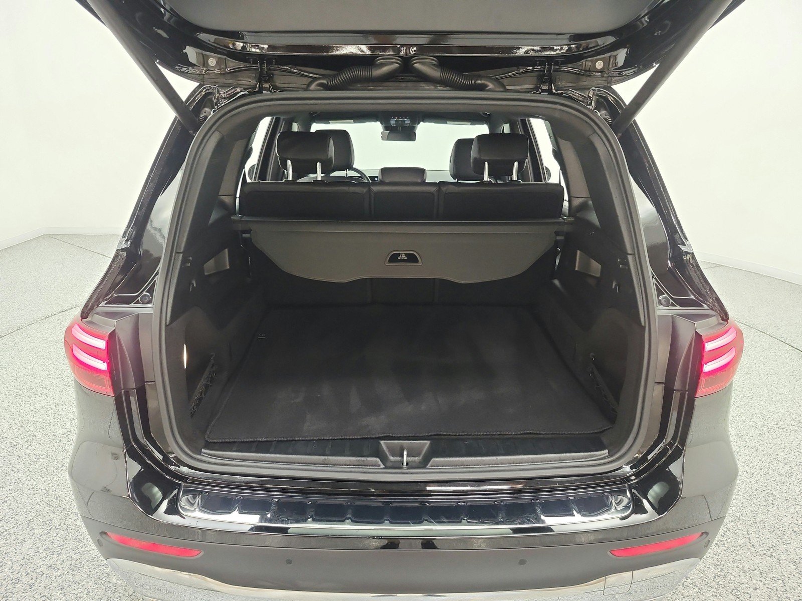 Used 2024 Night Black Mercedes-Benz GLB 250 SUV image 18