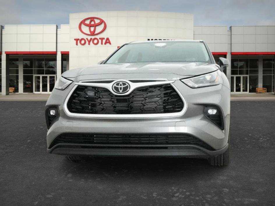 New 2026 Heavy Metallic Toyota Hybrid XLE image 16
