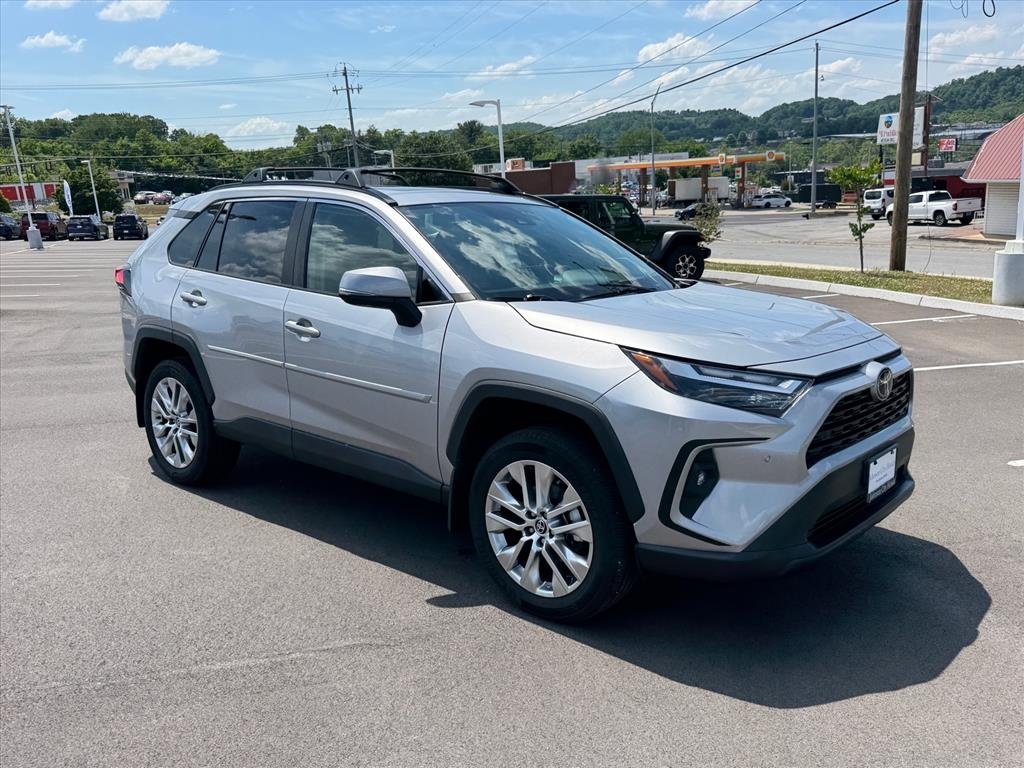 Used 2023 SILVER SKY METALLIC Toyota XLE Premium image 10