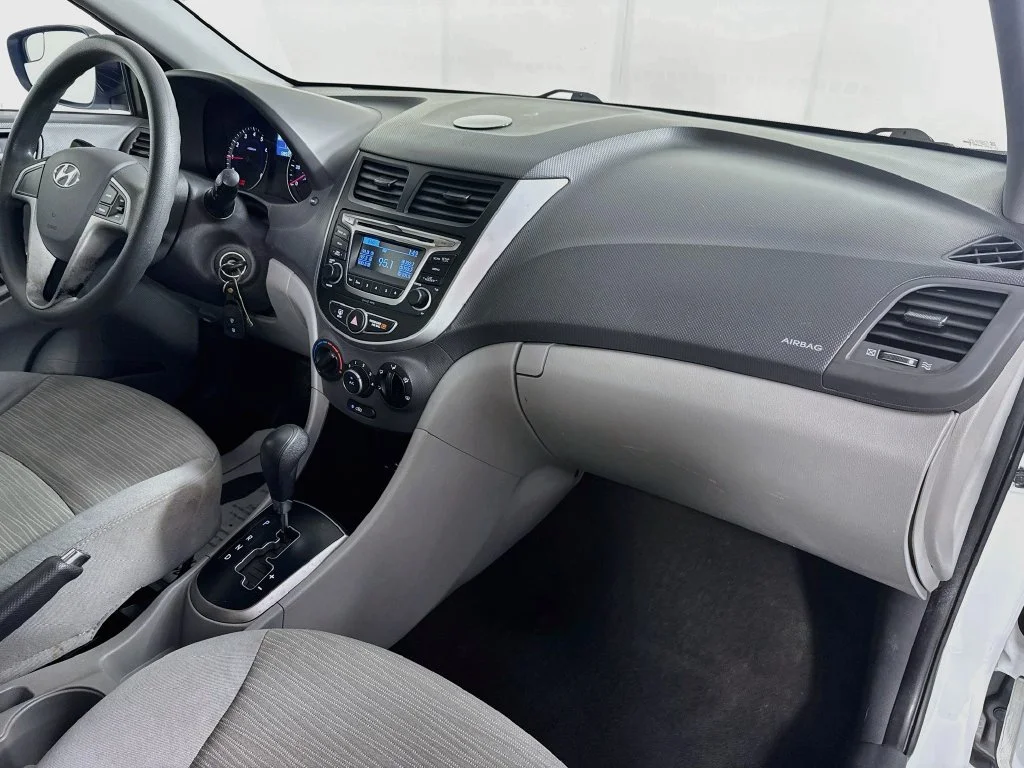 Used 2016 White Hyundai SE image 31