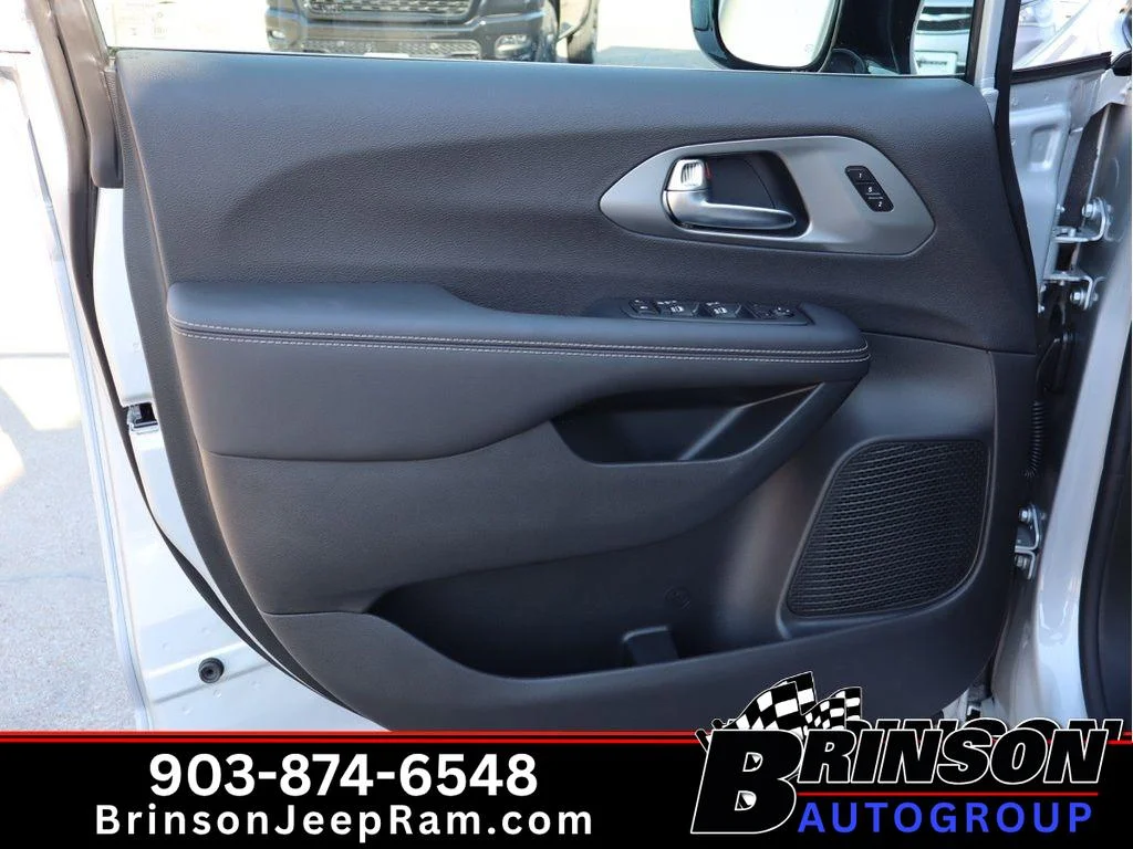 2026 Chrysler Pacifica Select - Photo 10