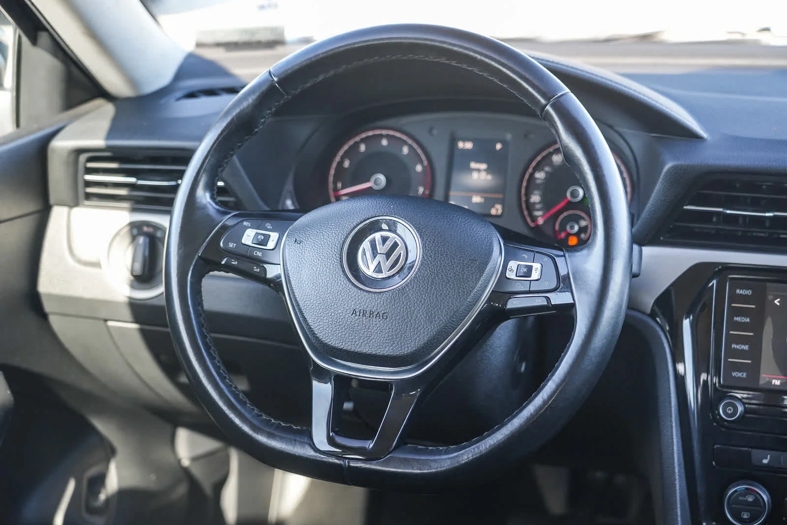 Used 2020  Volkswagen 2.0T SE image 16
